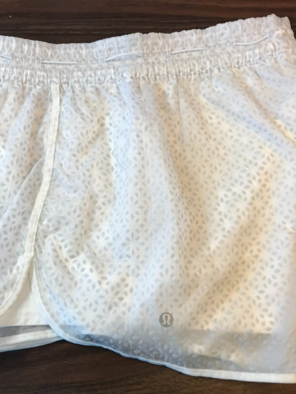 lululemon Women's shorts Size 4 Silhouette White with print and inside pocket - Picture 4 of 11